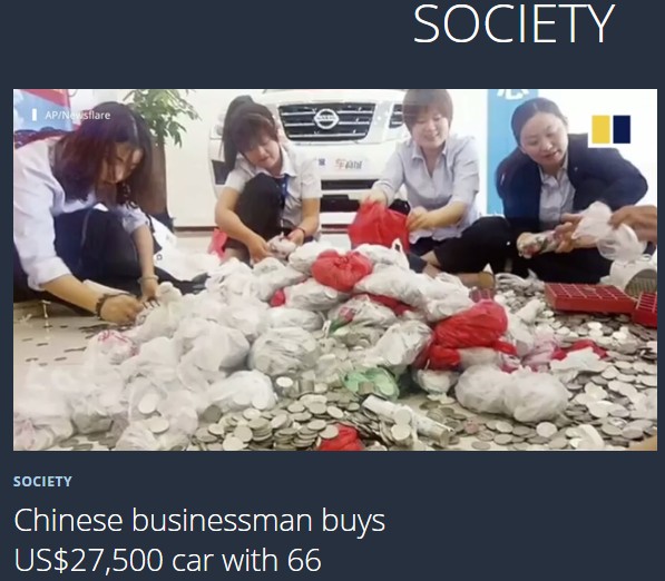 山積みになった小銭を数える自動車ディーラー従業員（画像は『South China Morning Post　2019年5月22日付「Chinese businessman buys US＄27,500 car with 66 bags of coins」』のスクリーンショット）