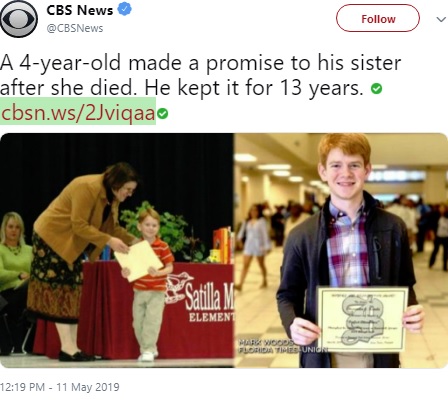 「絶対学校を休まない」と宣言した4歳の時（左）と13年後の少年（画像は『CBS News　2019年5月11日付Twitter「A 4-year-old made a promise to his sister after she died.」』のスクリーンショット）
