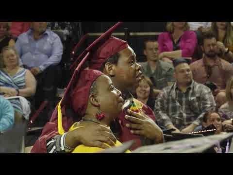 サプライズに涙する母と息子（画像は『Central Michigan University　2019年5月4日公開 YouTube「Conferring of degrees」』のサムネイル）