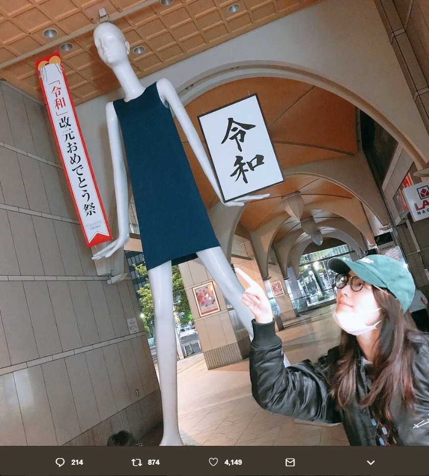 名古屋駅前の「ナナちゃん人形」と対面した松井珠理奈（画像は『松井珠理奈（ハリウッドJURINA）　2019年5月1日付Twitter「＃令和 もよろしくお願いします!!」』のスクリーンショット）