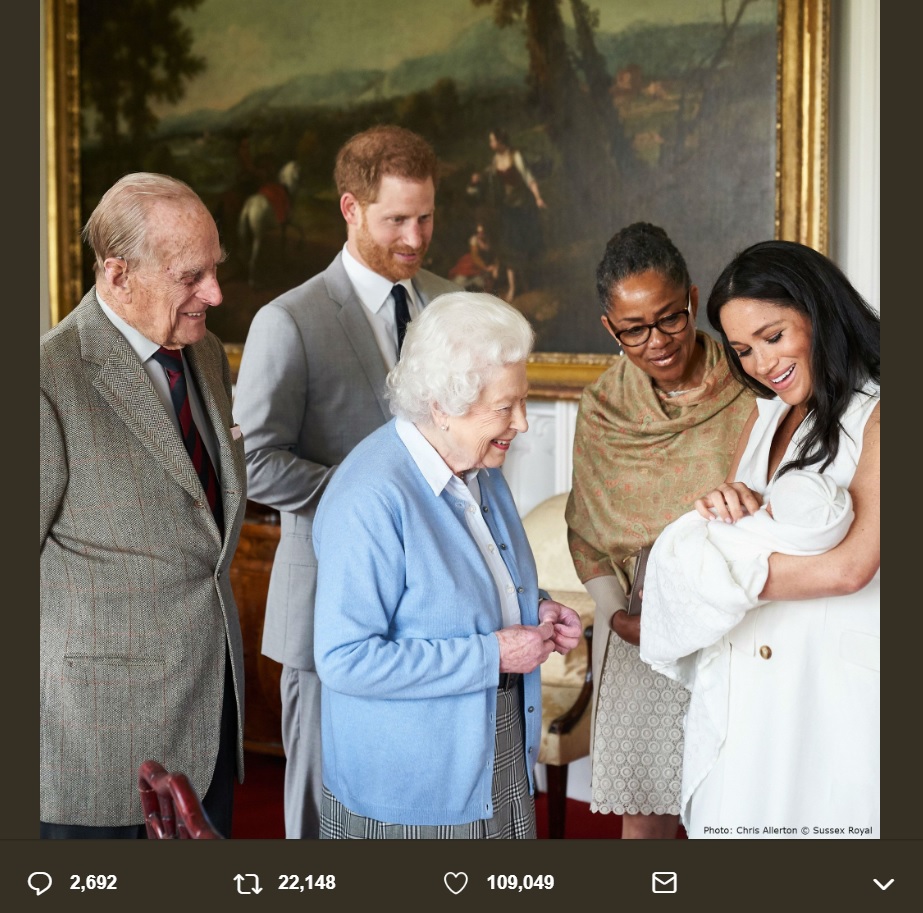 “アーチー・ハリソン”君と対面したエリザベス女王ら（画像は『The Royal Family　2019年5月8日付Twitter「The Queen and The Duke of Edinburgh were introduced to the newborn son of The Duke ＆ Duchess of Sussex at Windsor Castle.」』のスクリーンショット）