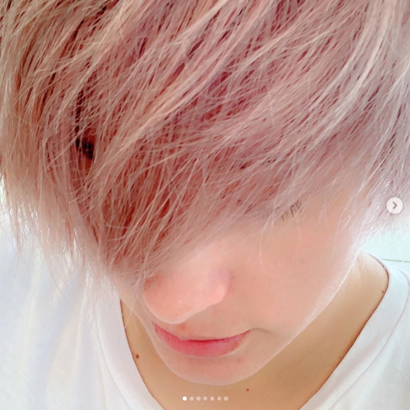 梅宮アンナの“ピンクグレー”の髪（画像は『Anna Umemiya　2019年5月19日付Instagram「55日に一度根元をブリーチです」』のスクリーンショット）