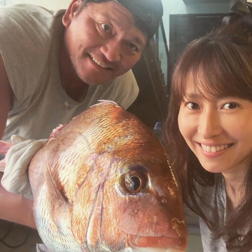 佐々木主浩氏と榎本加奈子夫妻（画像は『榎本加奈子　2019年5月18日付Instagram「今日は1.8キロの鯛を釣って帰ってきた!!」』のスクリーンショット）