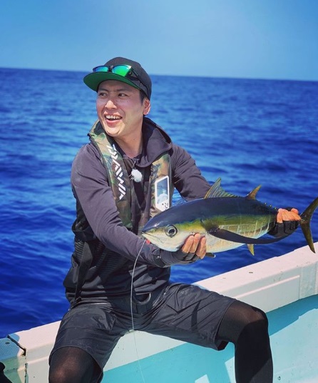石垣島での釣りに「最高」と山下健二郎（画像は『山下 健二郎　2019年5月29日付Instagram「CX系『ニッポンを釣りたい！』のロケで石垣島へ行ってきました！」』のスクリーンショット）