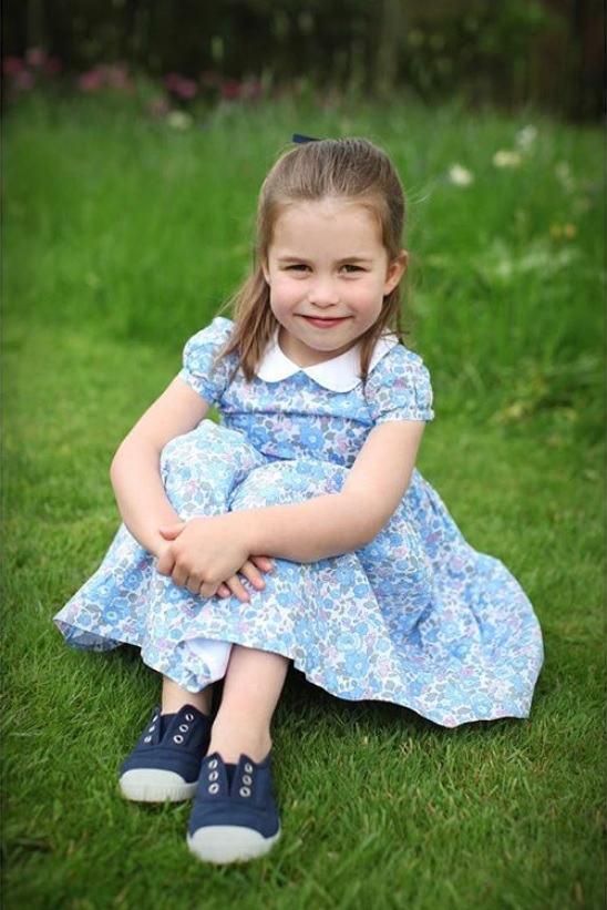 ウィリアム王子に「激似」のシャーロット王女（画像は『Kensington Royal　2019年5月1日付Instagram「The Duke and Duchess of Cambridge are very pleased to share three new photographs of Princess Charlotte ahead of her fourth birthday.」』のスクリーンショット）