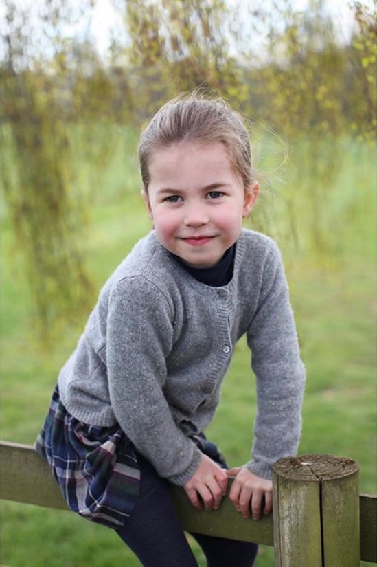 エリザベス女王と同じように馬が大好きなシャーロット王女（画像は『Kensington Palace　2019年5月1日付Instagram「Thank you for the lovely messages for Princess Charlotte’s fourth birthday!」』のスクリーンショット）
