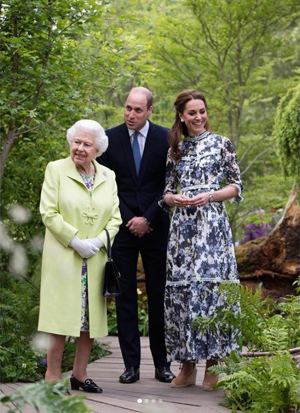 エリザベス女王を案内するウィリアム王子とキャサリン妃（画像は『Kensington Palace　2019年5月20日付Instagram「Today The Duchess of Cambridge welcomed Her Majesty The Queen to her ＃RHSChelsea Back to Nature Garden.」』のスクリーンショット）