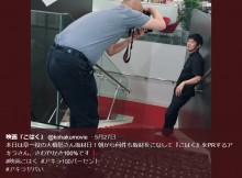 【エンタがビタミン♪】アキラ100％×俳優・大橋彰　『こはく』取材ショットに「すごいギャップ」