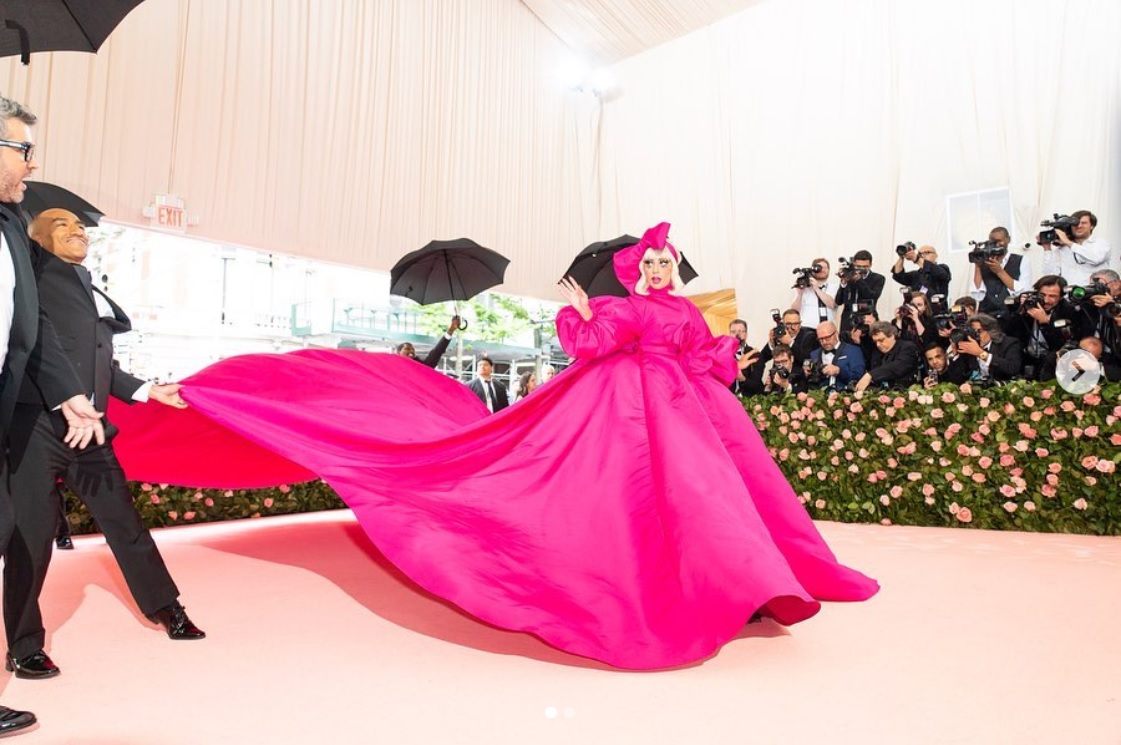 長いトレーンのド派手ドレスで登場したガガ（画像は『Lady Gaga　2019年5月6日付Instagram「＃METGALA ＃METGAGA」』のスクリーンショット）