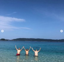 【エンタがビタミン♪】ロッチ中岡、沖縄の海で“手ブラ”ショット　芸人仲間と一足先に夏を楽しむ
