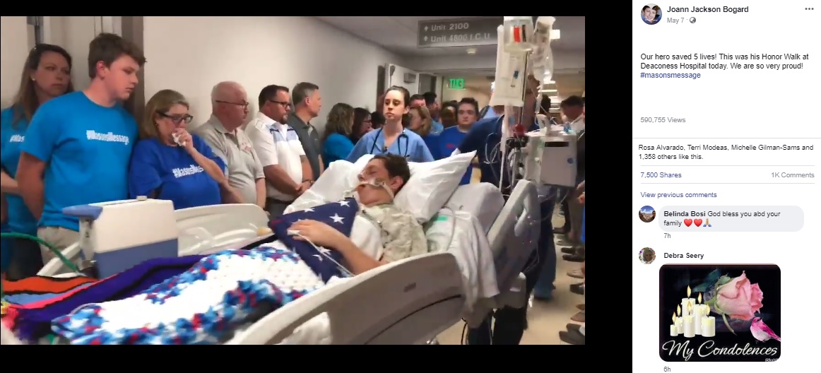 手術室に向かう少年（画像は『Joann Jackson Bogard　2019年5月7日付Facebook「Our hero saved 5 lives!」』のスクリーンショット）