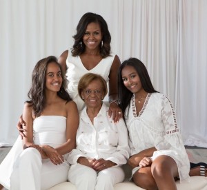 【イタすぎるセレブ達】ミシェル・オバマ元大統領夫人、母娘3世代の家族写真公開　母に感謝の言葉も