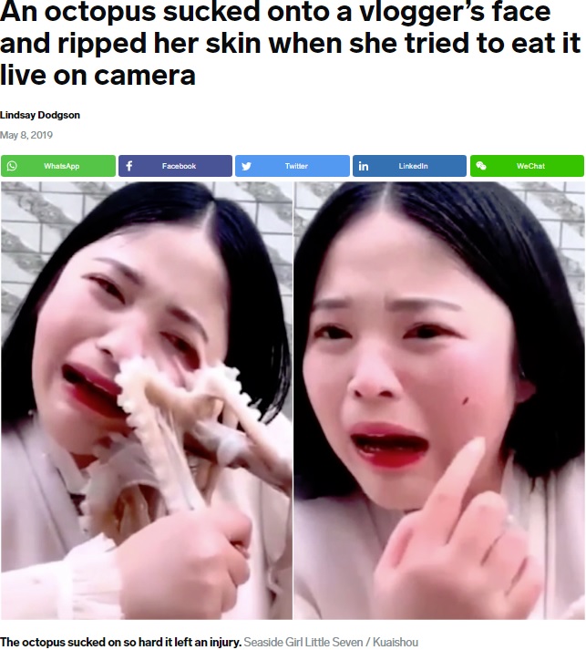 タコの吸盤を必死に剥がそうとする女性（画像は『Business Insider Singapore　2019年5月8日付「An octopus sucked onto a vlogger’s face and ripped her skin when she tried to eat it live on camera」（Seaside Girl Little Seven / Kuaishou）』のスクリーンショット）