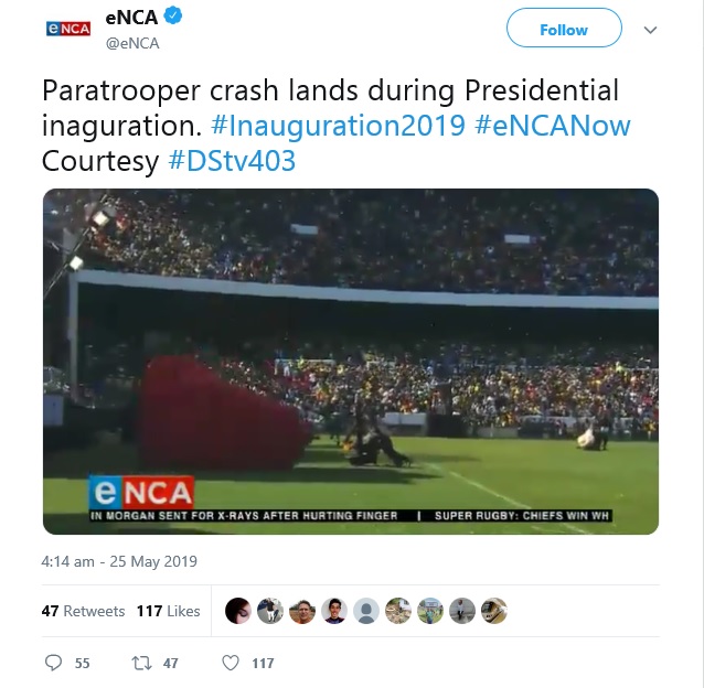 晴れの舞台で着地に失敗（画像は『eNCA　2019年5月25日付Twitter「Paratrooper crash lands during Presidential inaguration.」』のスクリーンショット）