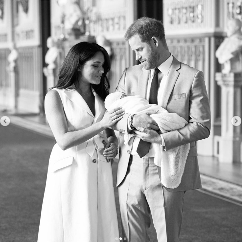 ウェストミンスターの病院で誕生したアーチーくん（画像は『The Duke and Duchess of Sussex　2019年5月8日付Instagram「Today The Duke and Duchess of Sussex are delighted to share their first public moment as a family.」』のスクリーンショット）