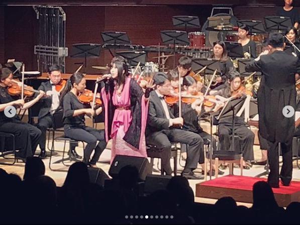 鈴華ゆう子、オーケストラをバックに熱唱（画像は『鈴華ゆう子　2019年5月20日付Instagram「東京音楽大学中目黒・代官山校こけら落とし鈴華ゆう子スペシャルコンサートでした。」』のスクリーンショット）