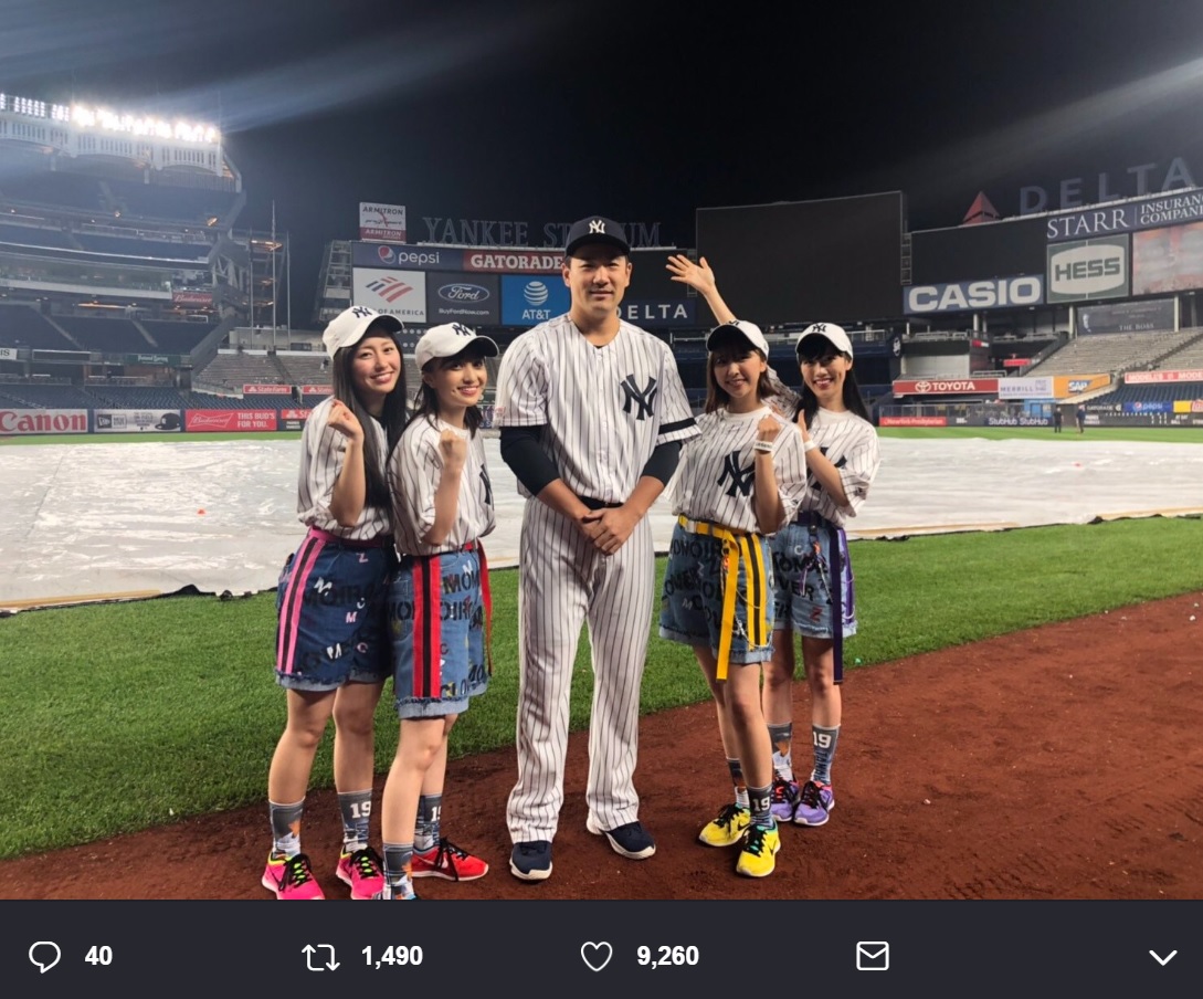 ヤンキー・スタジアムに立つももクロと田中将大（画像は『田中将大/MASAHIRO TANAKA　2019年5月29日付Twitter「今日は忙しい中、NYまでももクロちゃん達が応援に来てくれました。」』のスクリーンショット）