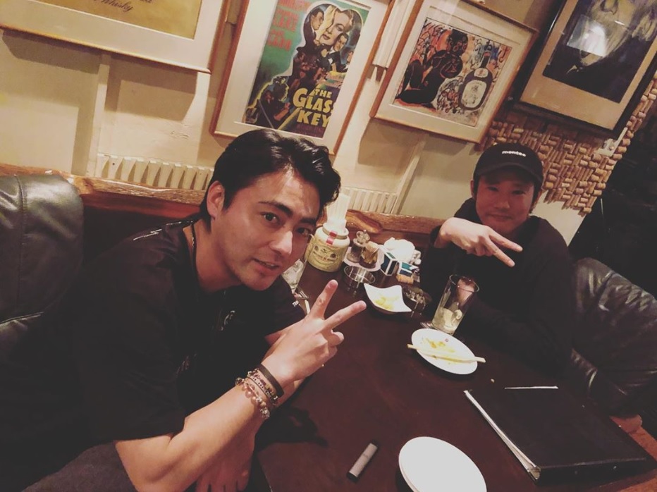 山田孝之と藤井道人監督（画像は『山田孝之　2019年5月11日付Instagram「共に一つの作品を生み出した友と会い、企画の話ではなくただただ雑談をするという大切な時間。」』のスクリーンショット）