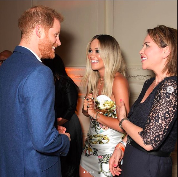久々に再会したヘンリー王子、リタ・オラ、リタの母ヴェラさん（画像は『RITA ORA　2019年6月12日付Instagram「Thank you so much ＠sentebale and Hampton Court for having me last night!!」』のスクリーンショット）