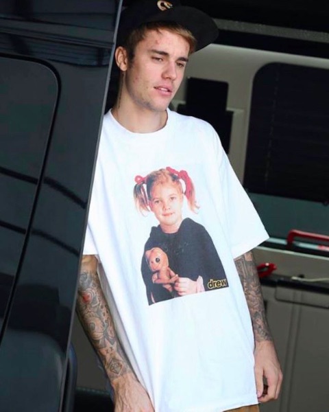 “ガーティ”のTシャツを着たジャスティン（画像は『Drew Barrymore　2019年6月26日付Instagram「Drew」』のスクリーンショット）