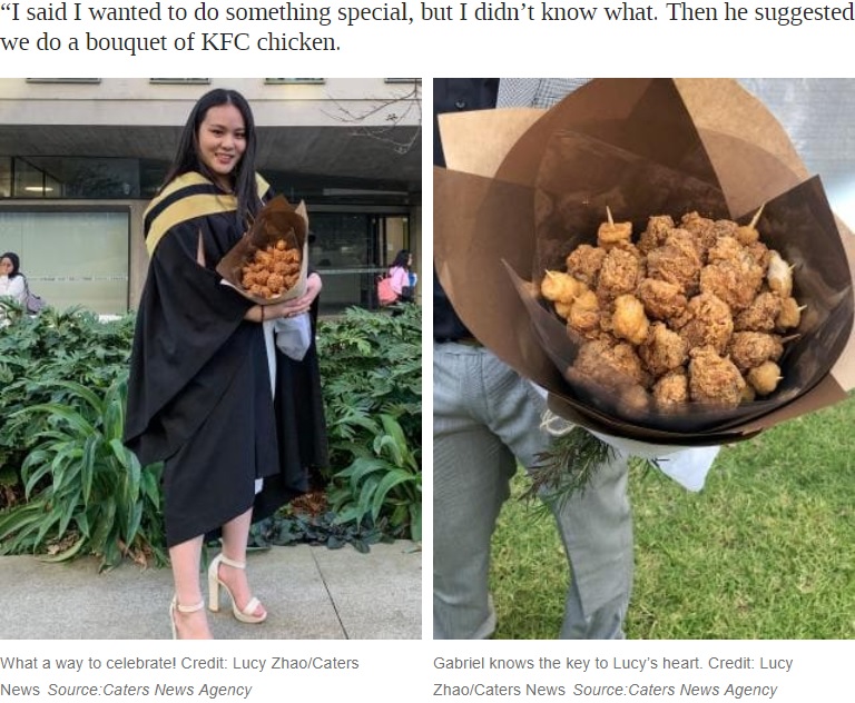 “フライドチキンのブーケ”に大喜びの女子大生（画像は『news.com.au　2019年6月11日付「University student graduates with bouquet of KFC fried chicken instead of flowers」（Credit: Lucy Zhao/Caters NewsSource:Caters News Agency）』のスクリーンショット）