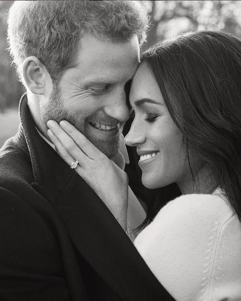 ヘンリー王子から贈られた婚約指輪（画像は『Kensington Palace　2017年12月21日付Instagram「Prince Harry and Ms. Meghan Markle have chosen to release this official portrait photograph to mark their engagement.」』のスクリーンショット）
