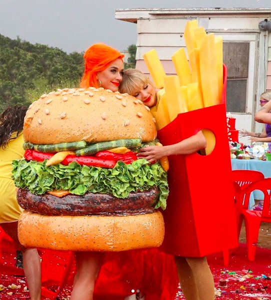 “ハンバーガー”のケイティに寄り添う“フライドポテト”のテイラー（画像は『Taylor Swift　2019年6月17日付Instagram「A happy meal」』のスクリーンショット）