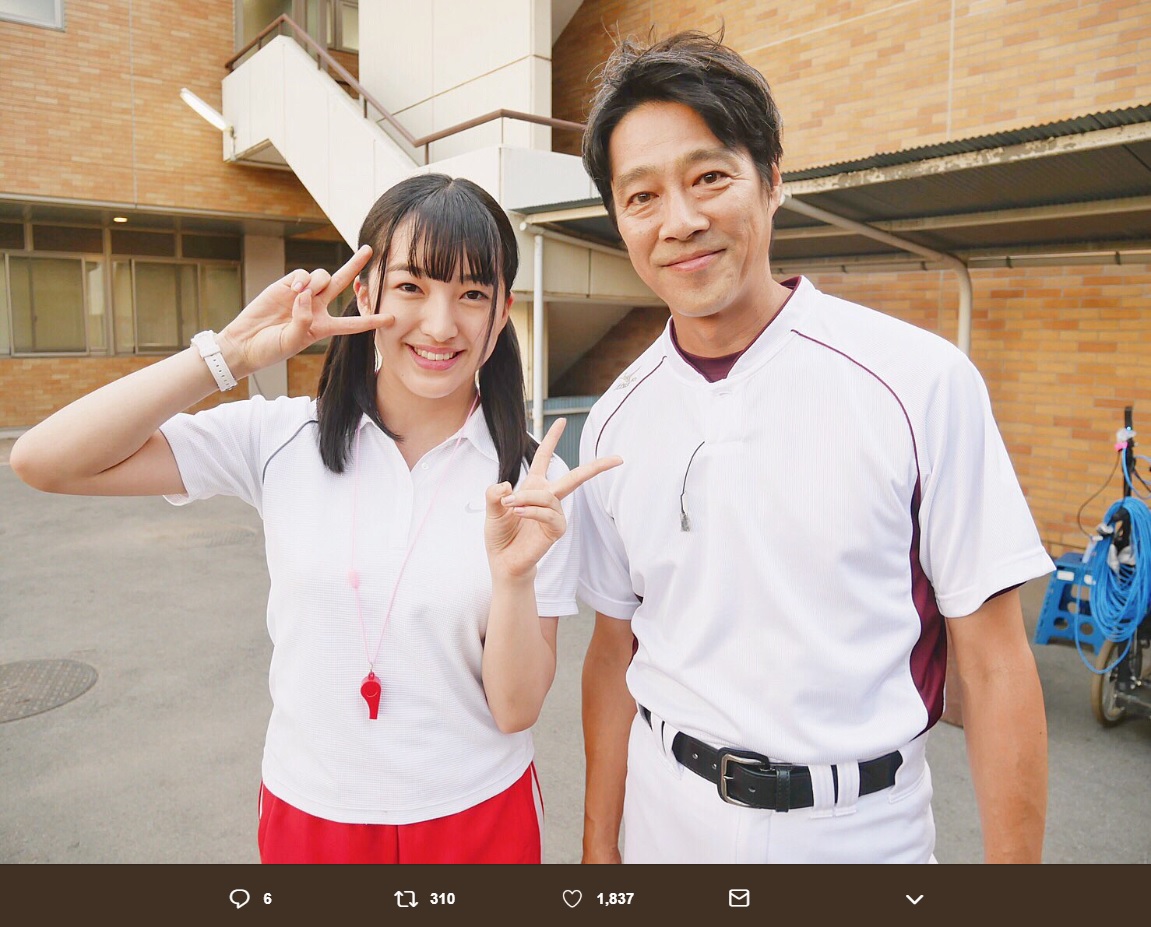 田島芽瑠と堤真一（画像は『HKT48　2019年6月14日付Twitter「映画「泣くな赤鬼」余命半年の元生徒と教師の再会ー最後に分かり合えた絆の物語」』のスクリーンショット）