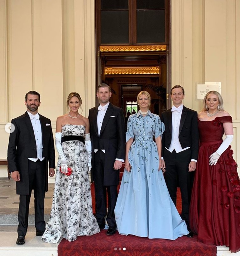 左からドナルド・トランプ・ジュニアさん、エリックさん＆妻ララさん、イヴァンカさん＆夫ジャレッドさん、ティファニーさん（画像は『Ivanka Trump　2019年6月3日付Instagram「A spectacular State Banquet hosted by Her Majesty The Queen at Buckingham Palace」』のスクリーンショット）