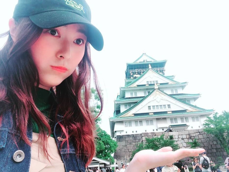 大阪城を観光する松井珠理奈（画像は『松井珠理奈　2019年月6月9日付Instagram「大阪城 プライベートだから観光できました」』のスクリーンショット）
