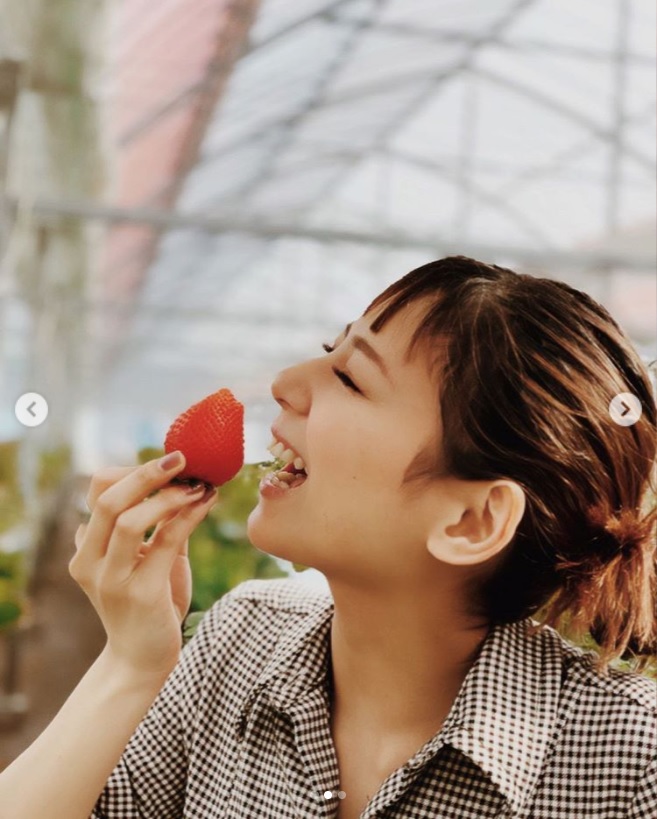 「イチゴで満腹幸せ」と西内まりや（画像は『西内まりや Mariya Nishiuchi　2019年6月2日付Instagram「やっほーーーい」』のスクリーンショット）
