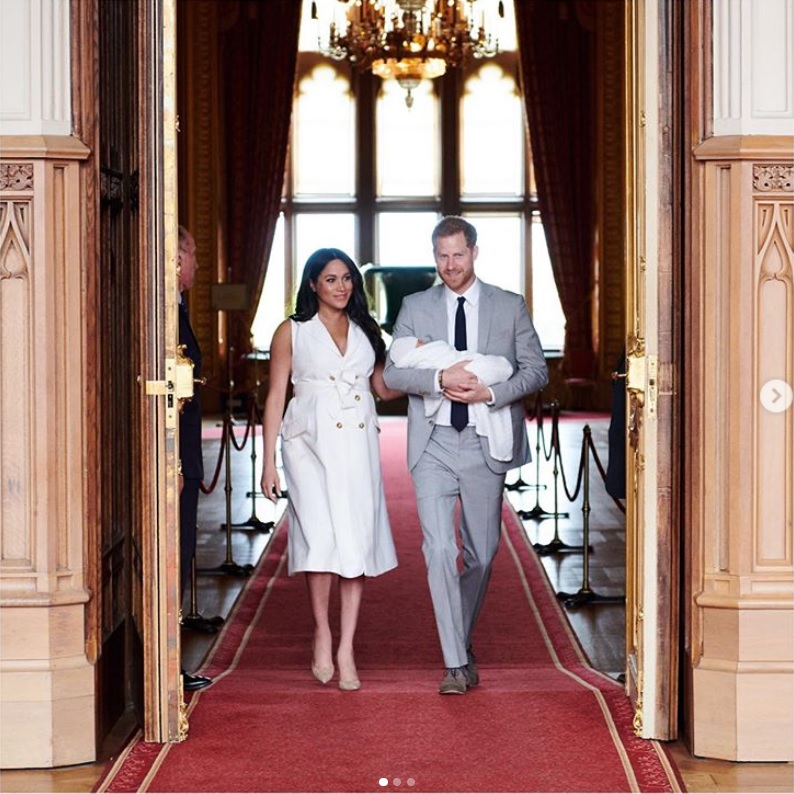 ヘンリー王子夫妻、アーチーくん誕生2日後のお披露目にて（画像は『The Duke and Duchess of Sussex　2019年5月8日付Instagram「Today The Duke and Duchess of Sussex are delighted to share their first public moment as a family.」』のスクリーンショット）