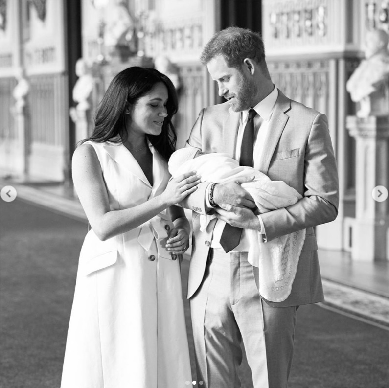 3人目のナニーを雇ったヘンリー王子夫妻（画像は『The Duke and Duchess of Sussex　2019年5月8日付Instagram「Today The Duke and Duchess of Sussex are delighted to share their first public moment as a family.」』のスクリーンショット）