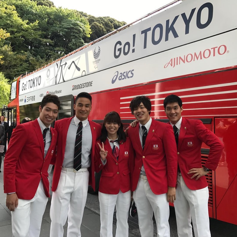 リオ五輪メダリストパレード前の松田丈志氏（左から2人目）（画像は『Takeshi Matsuda　2016年10月7日付Instagram「銀座パレードまもなくスタートです！」』のスクリーンショット）