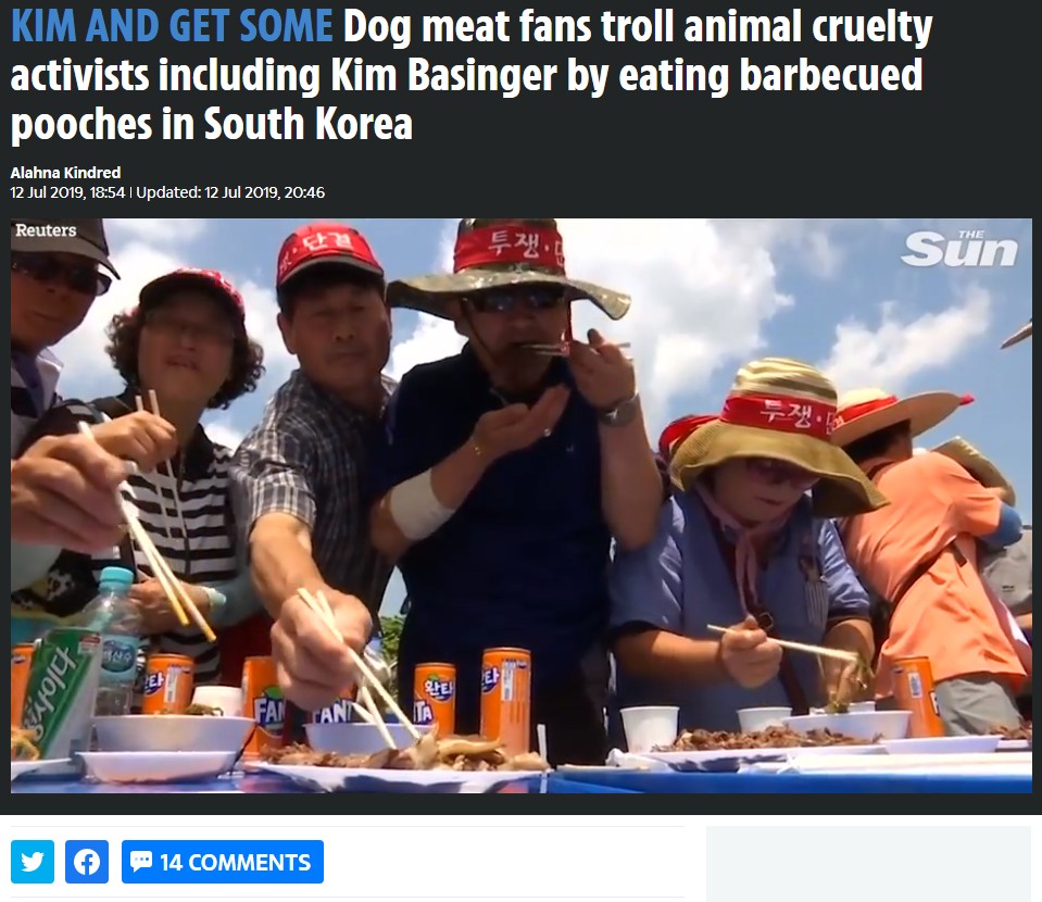 犬肉を食す食用犬農家たち（画像は『The Sun　2019年7月12日付「KIM AND GET SOME Dog meat fans troll animal cruelty activists including Kim Basinger by eating barbecued pooches in South Korea」（Reuters）』のスクリーンショット）