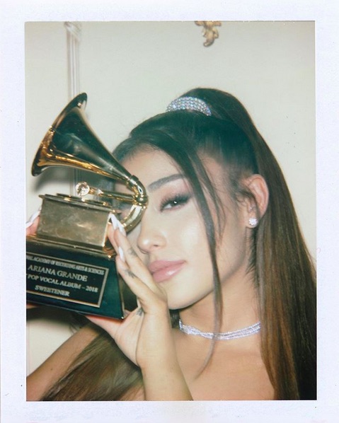 やっと手にしたグラミー初トロフィーを掲げるアリアナ（画像は『Ariana Grande　2019年7月16日付Instagram「really glad i checked the mail」』のスクリーンショット）