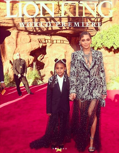 娘と一緒に「アレキサンダー・マックイーン」のドレスで決めたビヨンセ（画像は『Beyoncé　2019年7月10日付Instagram』のスクリーンショット）