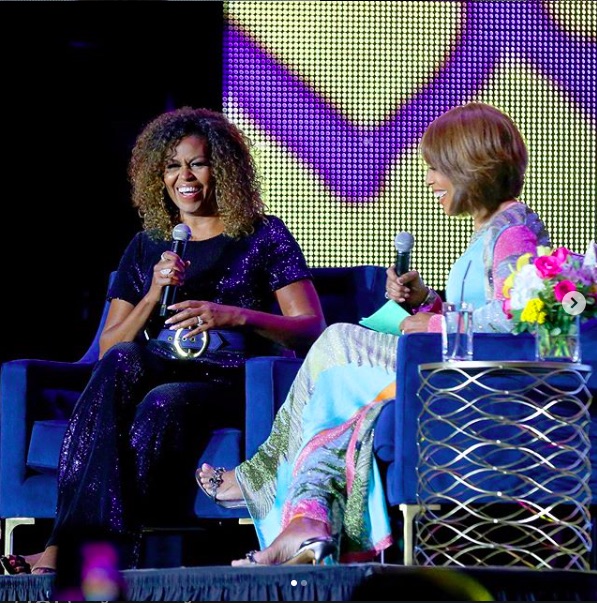 ミシェル夫人と司会のゲイル・キング（画像は『Michelle Obama　2019年7月7日付Instagram「What a great night here in New Orleans celebrating 25 years of＃EssenceFest and ＃BlackGirlMagic.」』のスクリーンショット）