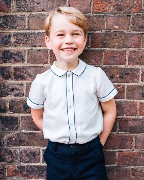 もうすぐ6歳の誕生日を迎えるジョージ王子（画像は『Kensington Palace　2018年7月21日付Instagram「The Duke and Duchess of Cambridge are very pleased to share a new photograph of Prince George to mark his fifth birthday」』のスクリーンショット）