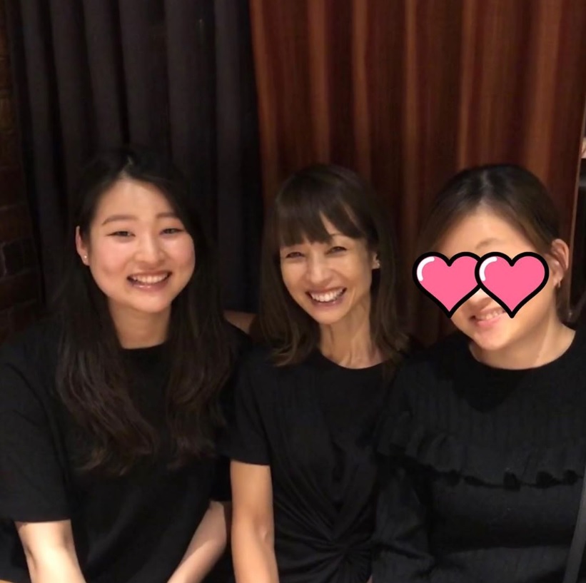 娘たちと花田美恵子（中央）（画像は『Mieko Hanada　2019年7月8日付Instagram「この前は就活中であんまり会えなかったけど、諦めないで頑張って良かったね」』のスクリーンショット）