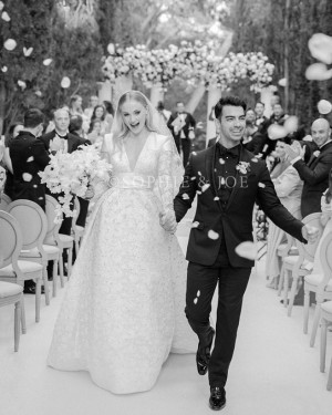 【イタすぎるセレブ達】ジョー・ジョナス＆ソフィー・ターナーがウェディングフォト公開　美しい花嫁姿に絶賛の声