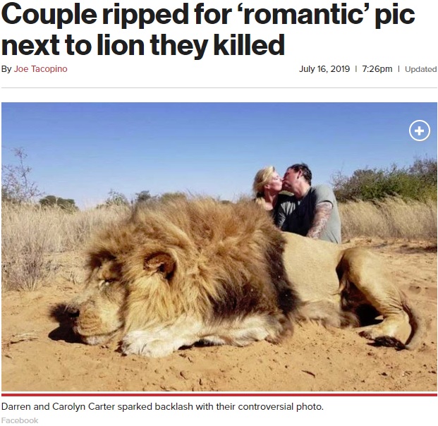撃ち殺したライオンのそばでキスをする夫妻（画像は『New York Post　2019年7月16日付「Couple ripped for ‘romantic’ pic next to lion they killed」（Facebook）』のスクリーンショット）