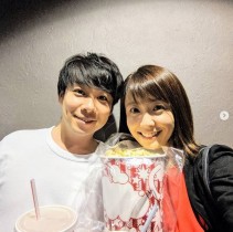 【エンタがビタミン♪】小林麻耶、誕生日は夫と映画館デート　2ショットに「お顔がソックリ」の声