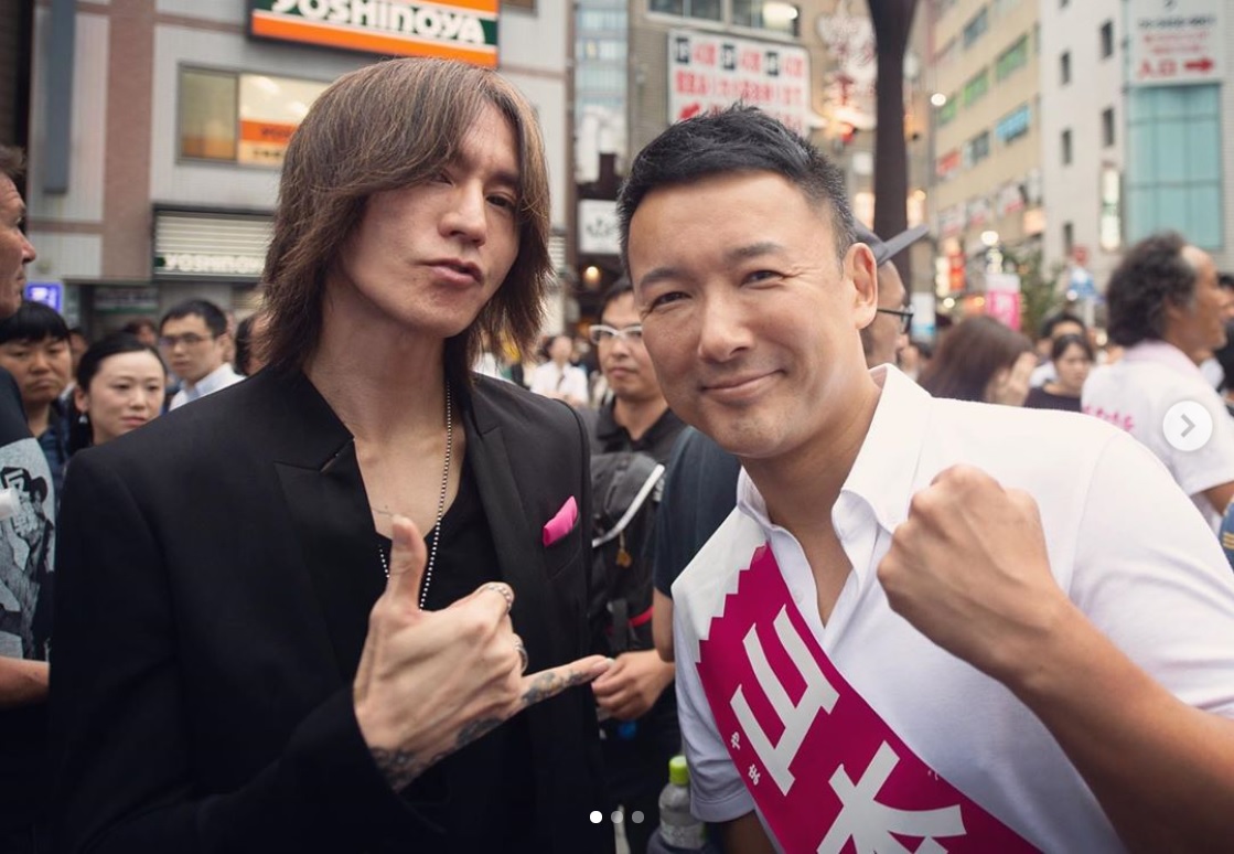 「れいわ新選組」演説会に駆けつけたSUGIZOと山本太郎氏（画像は『SUGIZO　2019年7月12日付Instagram「山本太郎氏を支援します。」』のスクリーンショット）