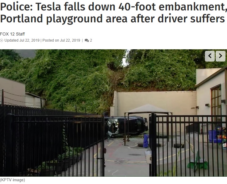 保育園の園庭に車がダイブ！（画像は『FOX 12 Oregon　2019年7月22日付「Police: Tesla falls down 40-foot embankment, crashes in SW Portland playground area after driver suffers medical event」（KPTV　image）』のスクリーンショット）