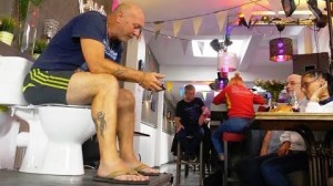 【海外発！Breaking News】「トイレにどれだけ長く座っていられるか」ベルギーの男性がギネス記録に挑戦＜動画あり＞