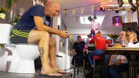 カフェに設置されたトイレに約5日間座り続けた男性（画像は『Inside Edition　2019年7月14日公開 YouTube「Why This Man Spent Almost 5 Days on Toilet」』のサムネイル）