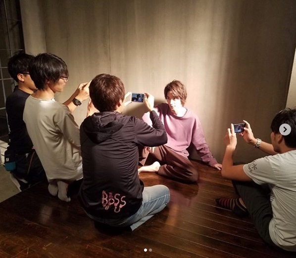 動画撮影中の横浜流星（画像は『【公式】あなたの番です　2019年7月9日付Instagram「‪主題歌を歌っているのは… 動画の撮影オフショット公開」』のスクリーンショット）