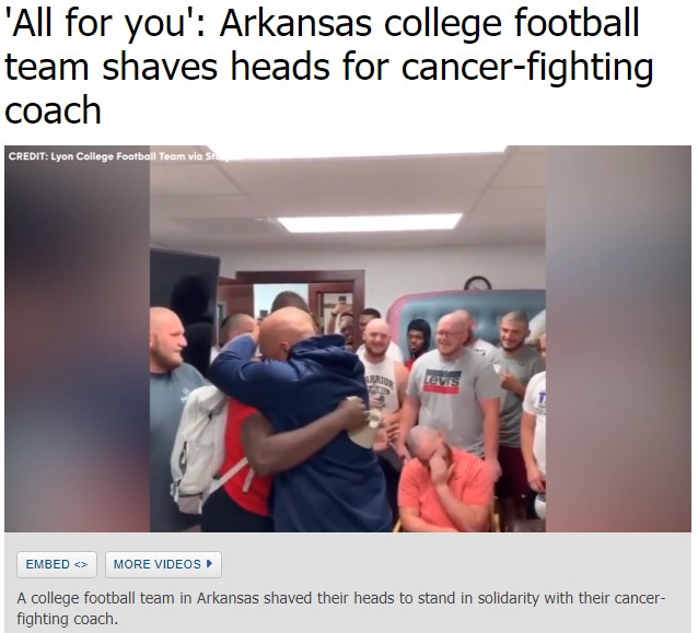「私達のコーチはあなただけです」選手全員が丸刈りに（画像は『ABC7NY　2019年8月28日付「‘All for you’: Arkansas college football team shaves heads for cancer-fighting coach」』のスクリーンショット）