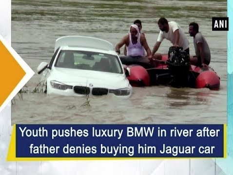 川に流されたBMW（画像は『ANI News Official　2019年8月10日公開 YouTube「Youth pushes luxury BMW in river after father denies buying him Jaguar car」』のサムネイル）